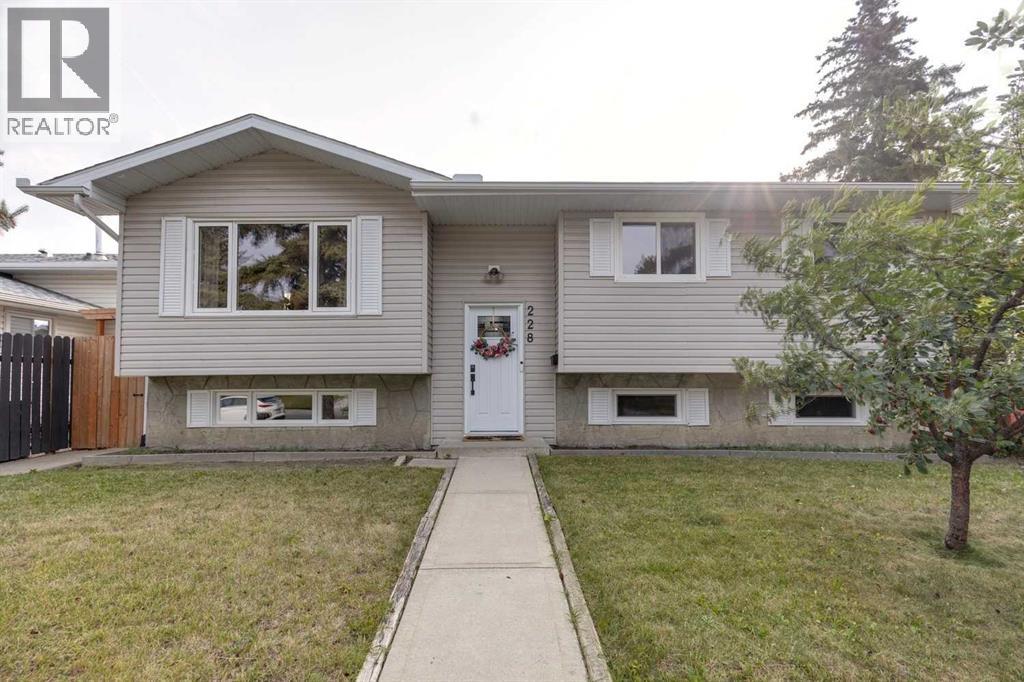 228 Penbrooke Way SE, Calgary, AB T2A 3S8