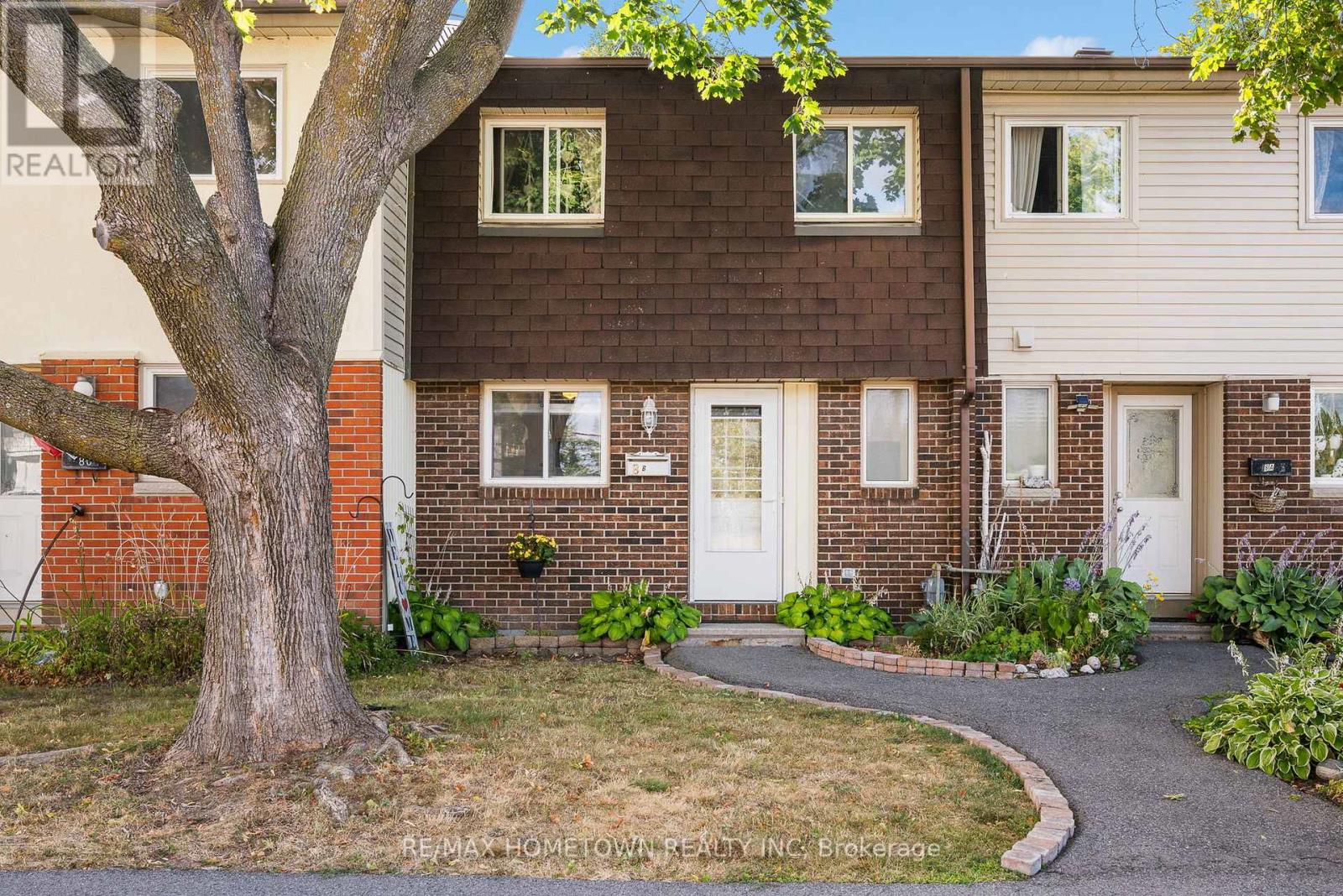 8 Sonnet Cres #b, Ottawa, ON K2H 8W6