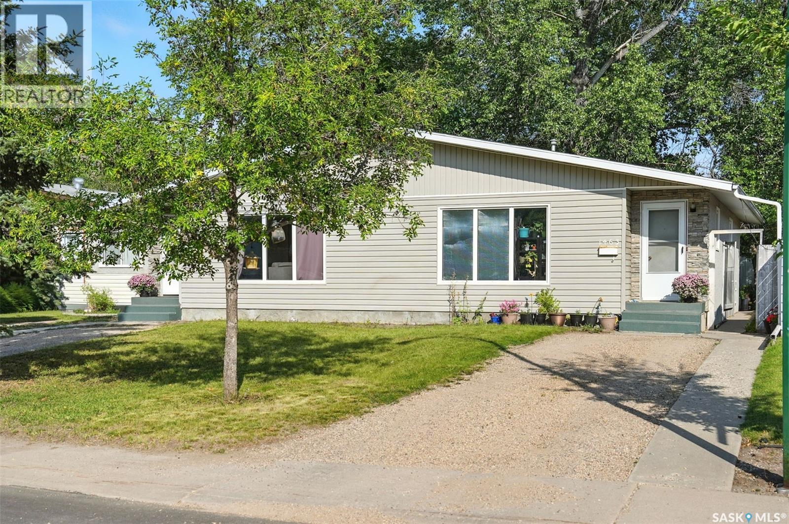 1461-1463 East Hts, Saskatoon, SK S7J 3B2