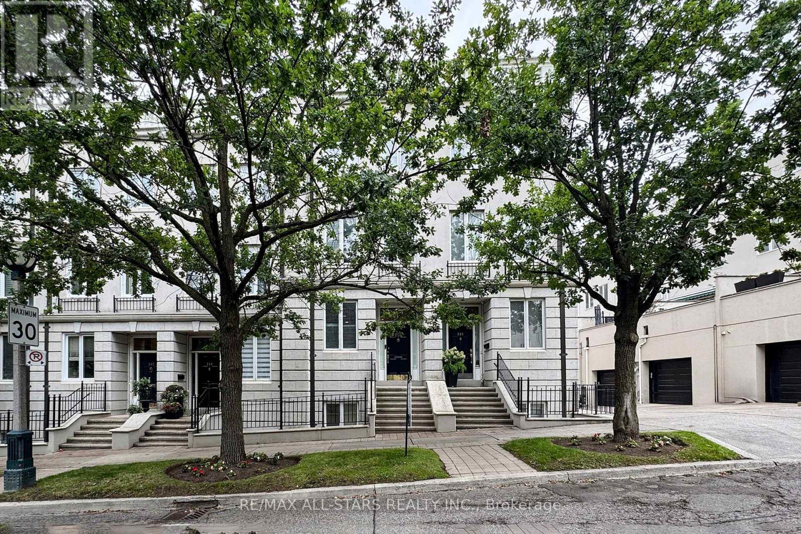 246 Walmer Rd, Toronto, ON M5R 3R7