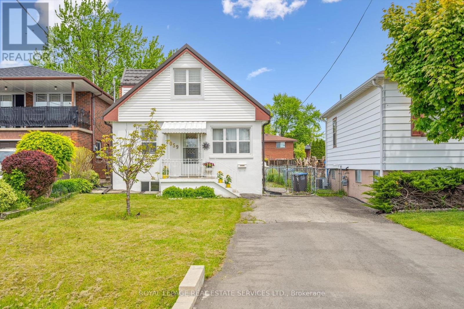 1059 Westmount Ave, Mississauga, ON L5E 1X5
