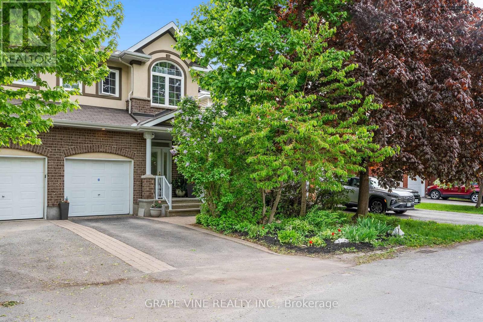 709 Melbourne Ave, Ottawa, ON K2A 1X4