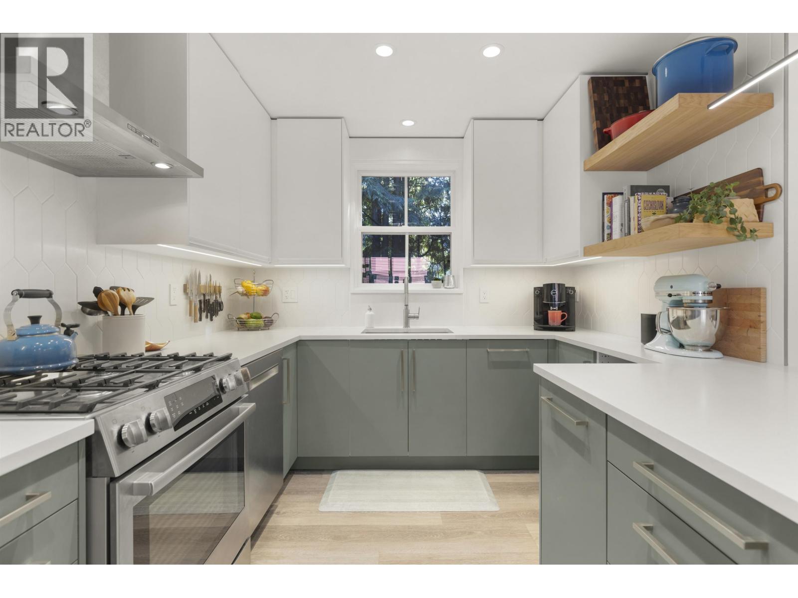 1676 Victoria Dr, Vancouver, BC V5L 4H3