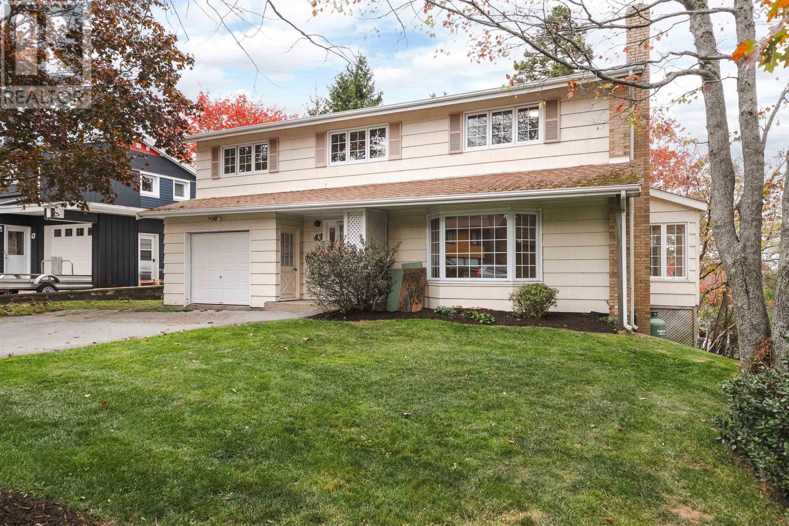 43 Deepwood Cres, Halifax, NS B3M 2Y5