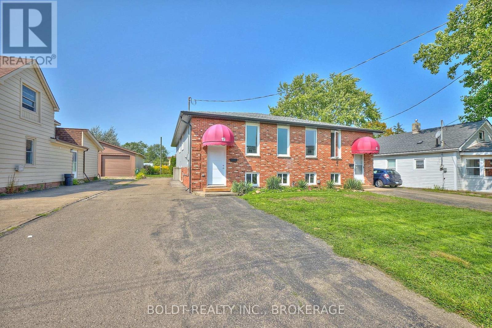 19 Colborne St, Thorold, ON L2V 3P8