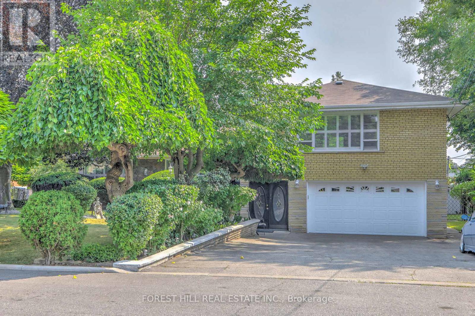 89 Portage Ave, Toronto, ON M9N 3H2