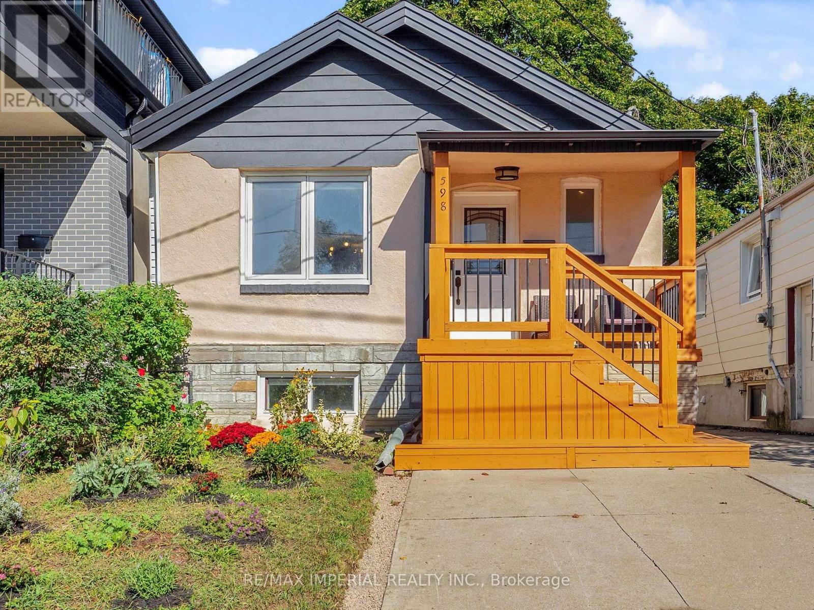 598 Ridelle Ave, Toronto, ON M6B 1K9