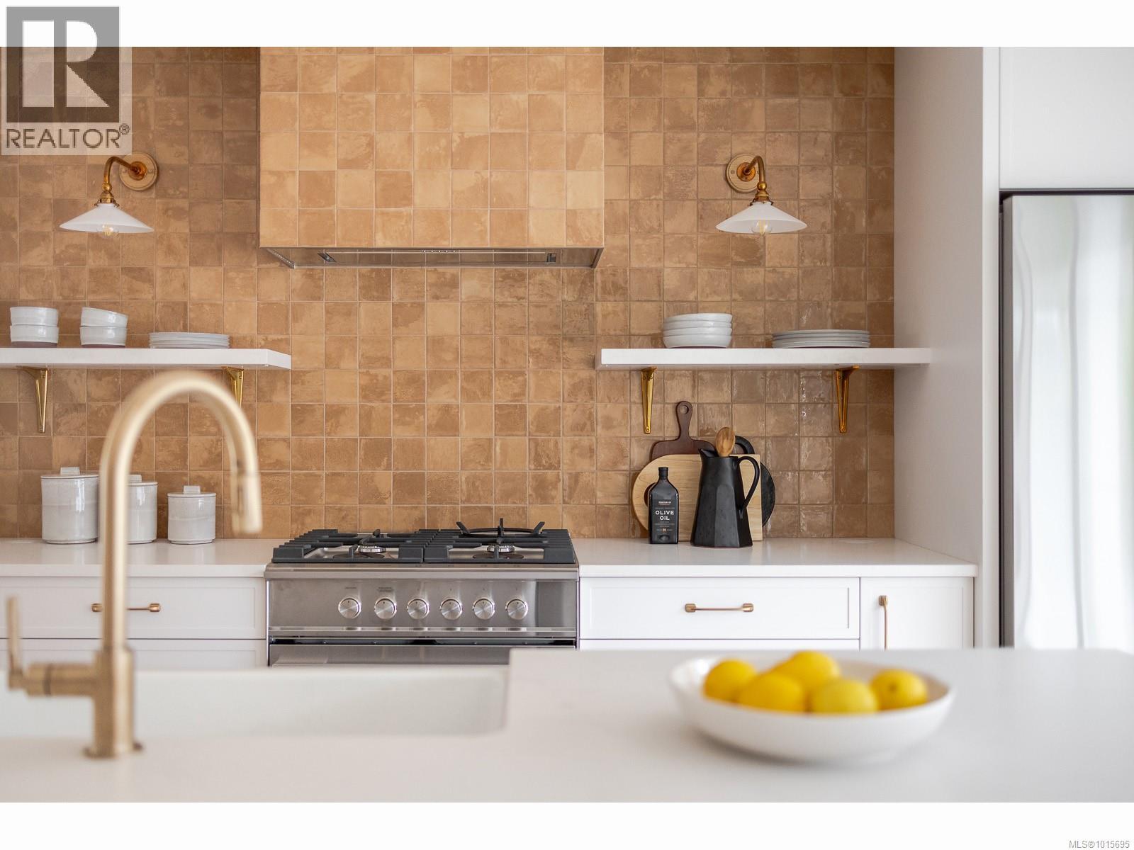 635 Cedar St, Qualicum Beach, BC V9K 1H2