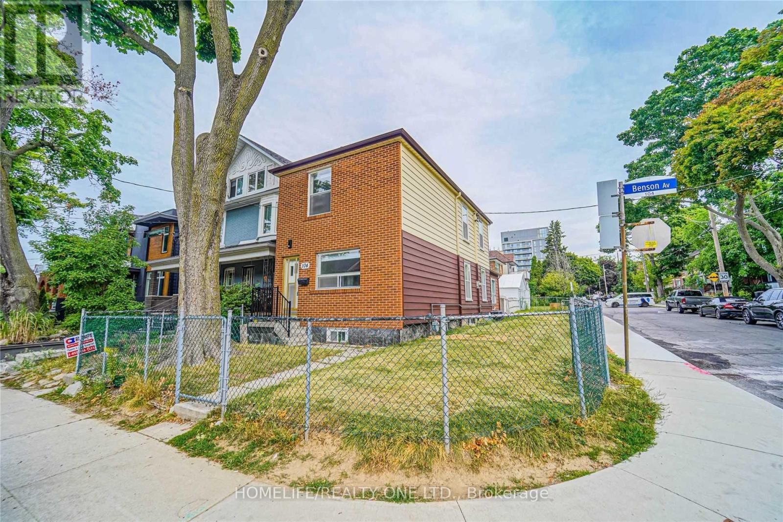 104 Benson Ave, Toronto, ON M6G 2J1