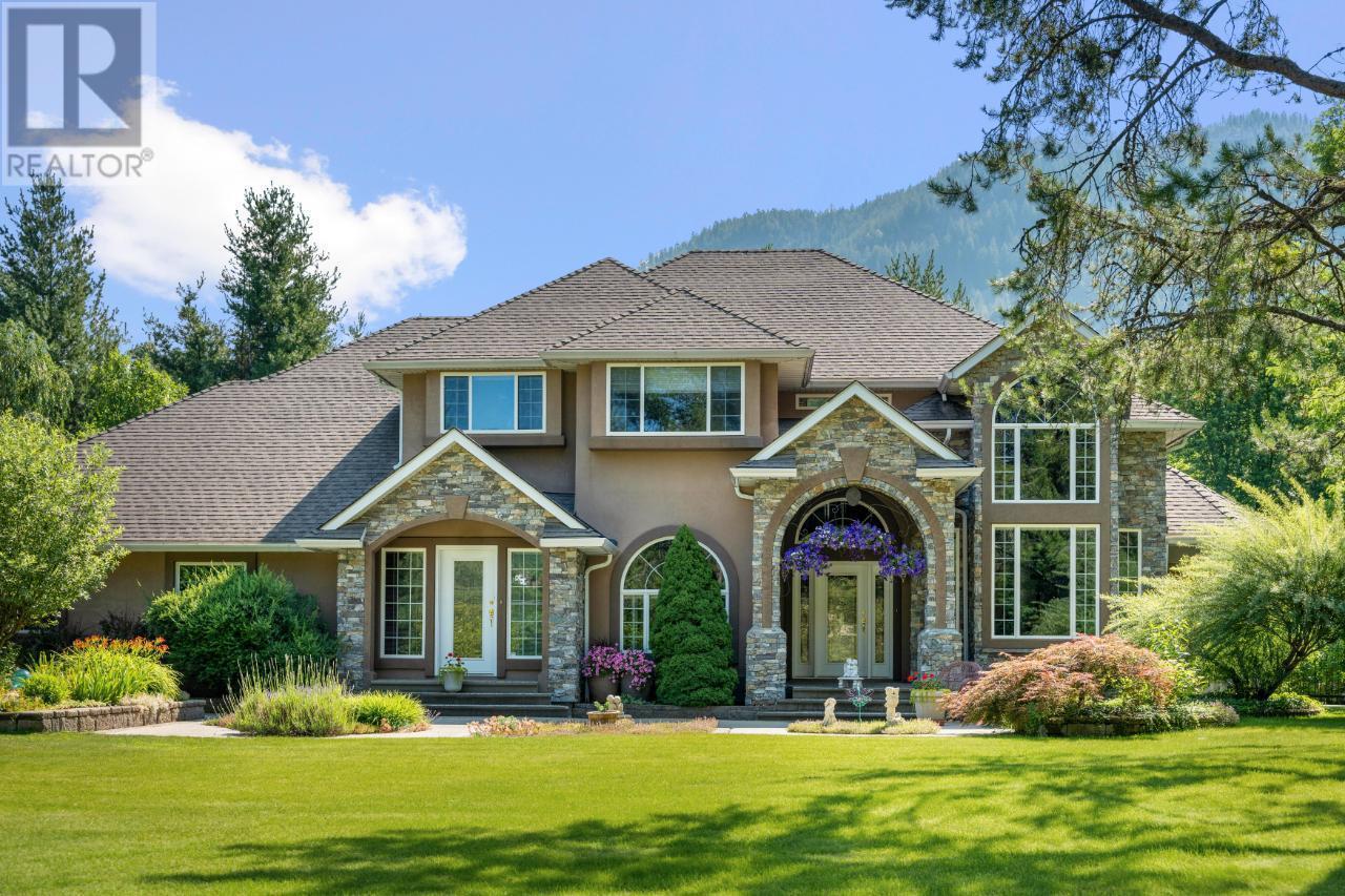 880 Waterloo Rd, Castlegar, BC V1N 4K8