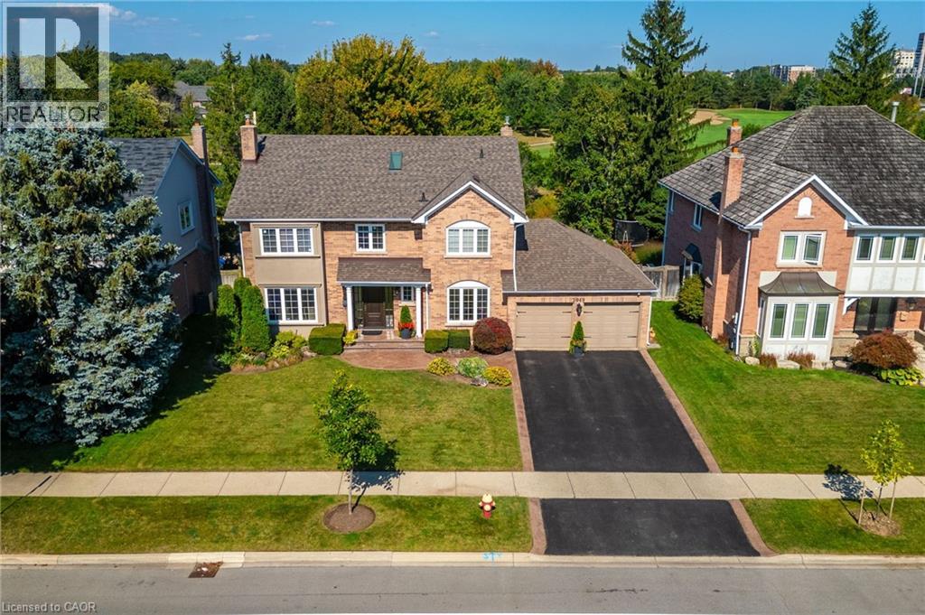 2049 Country Club Dr, Burlington, ON L7M 3Z2