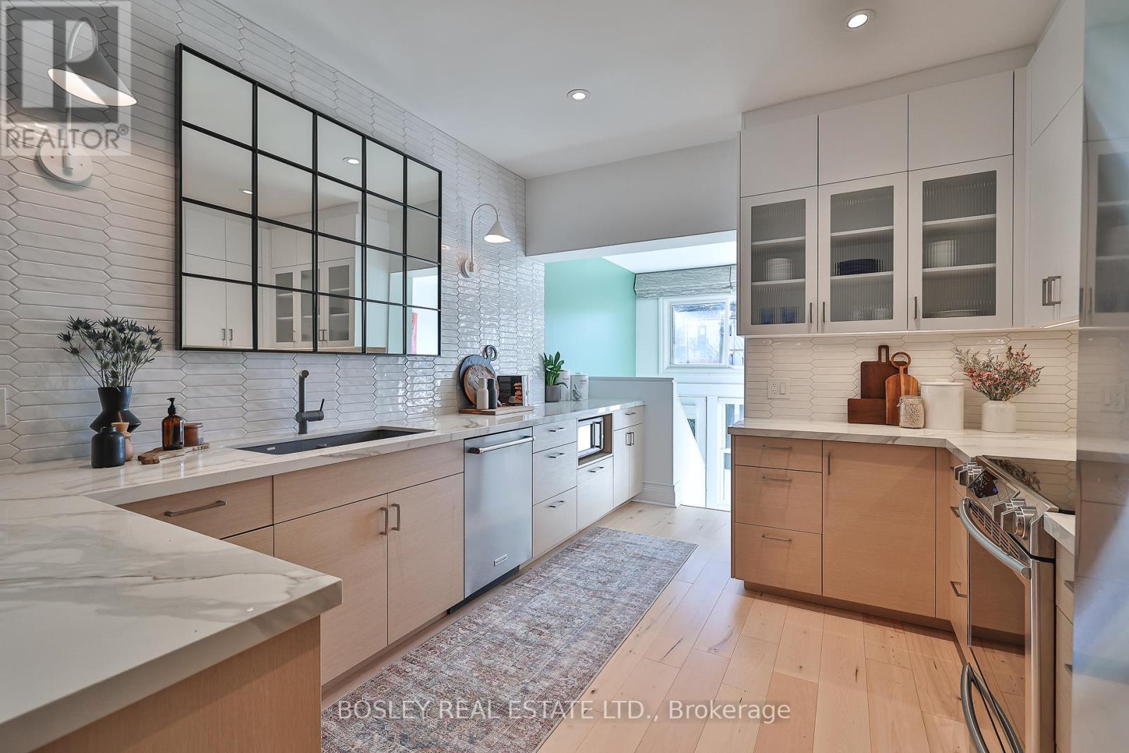 21 Grafton Ave #a, Toronto, ON M6R 1C3