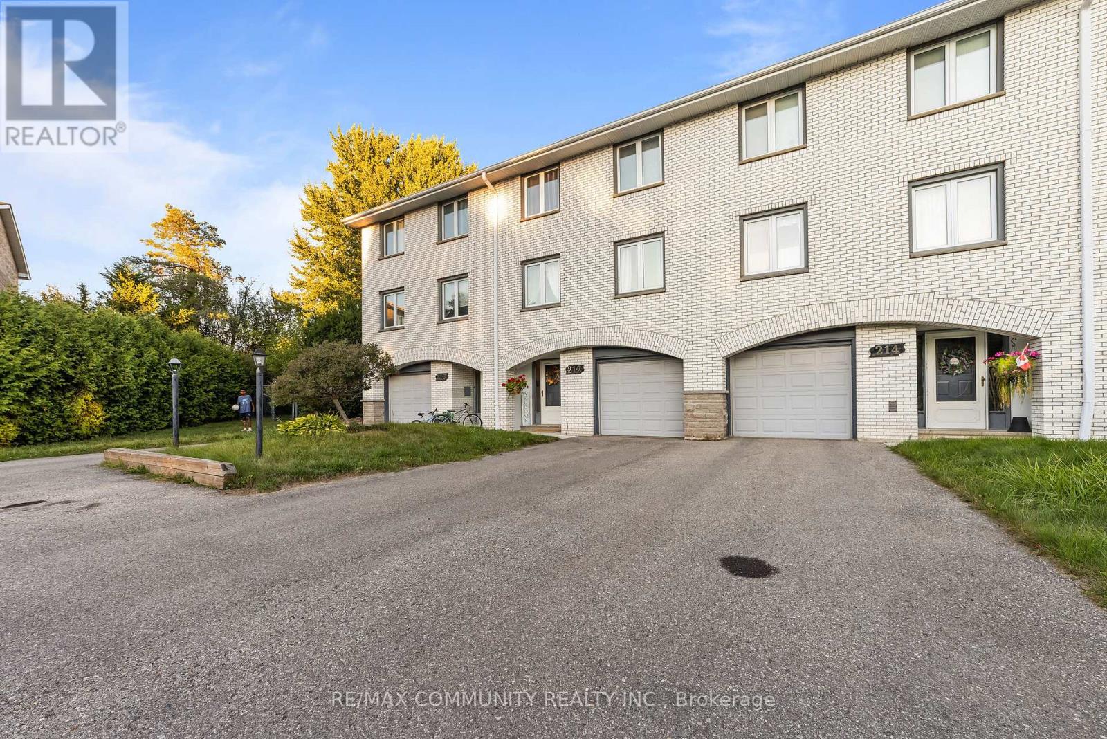 210-216 Homestead Cres, London, ON N6G 2E5