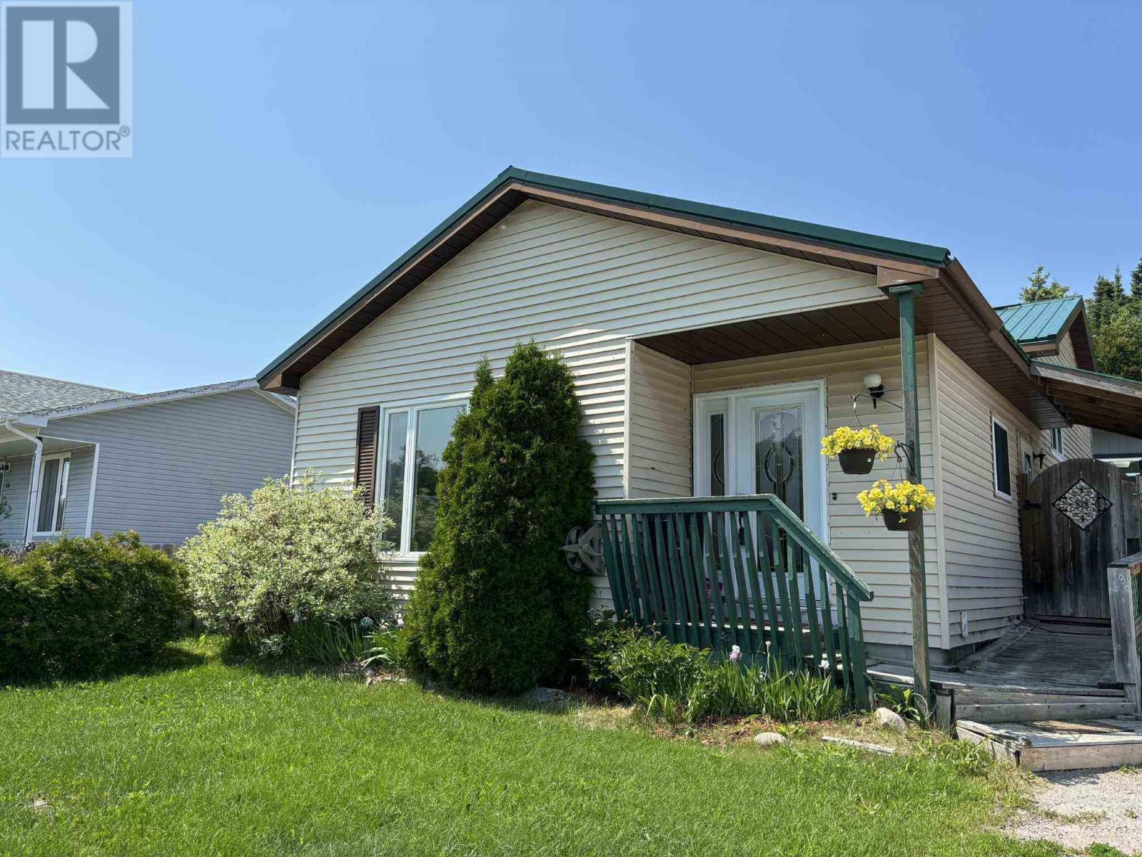 64 Hemlo Dr, Marathon, ON P0T 2E0