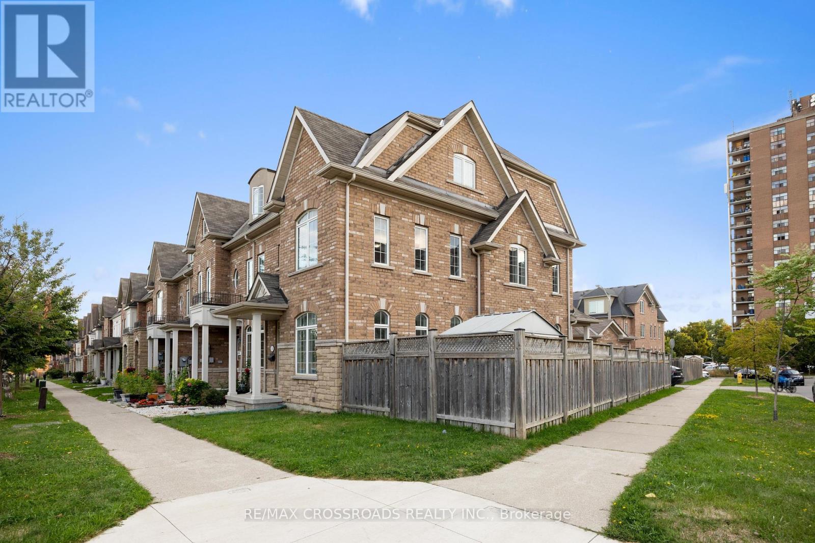 118 Mary Chapman Blvd, Toronto, ON M9M 0B3