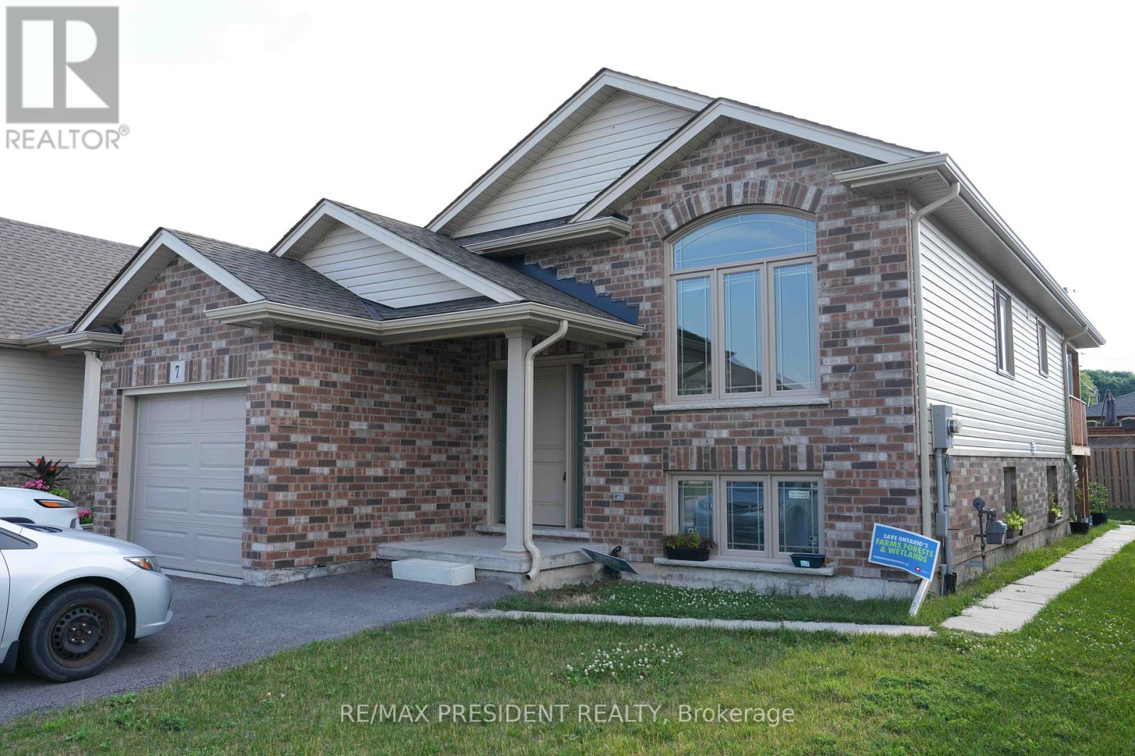 7 Berkshire Dr, St. Catharines Carltonbunting, ON L2M 3Y3
