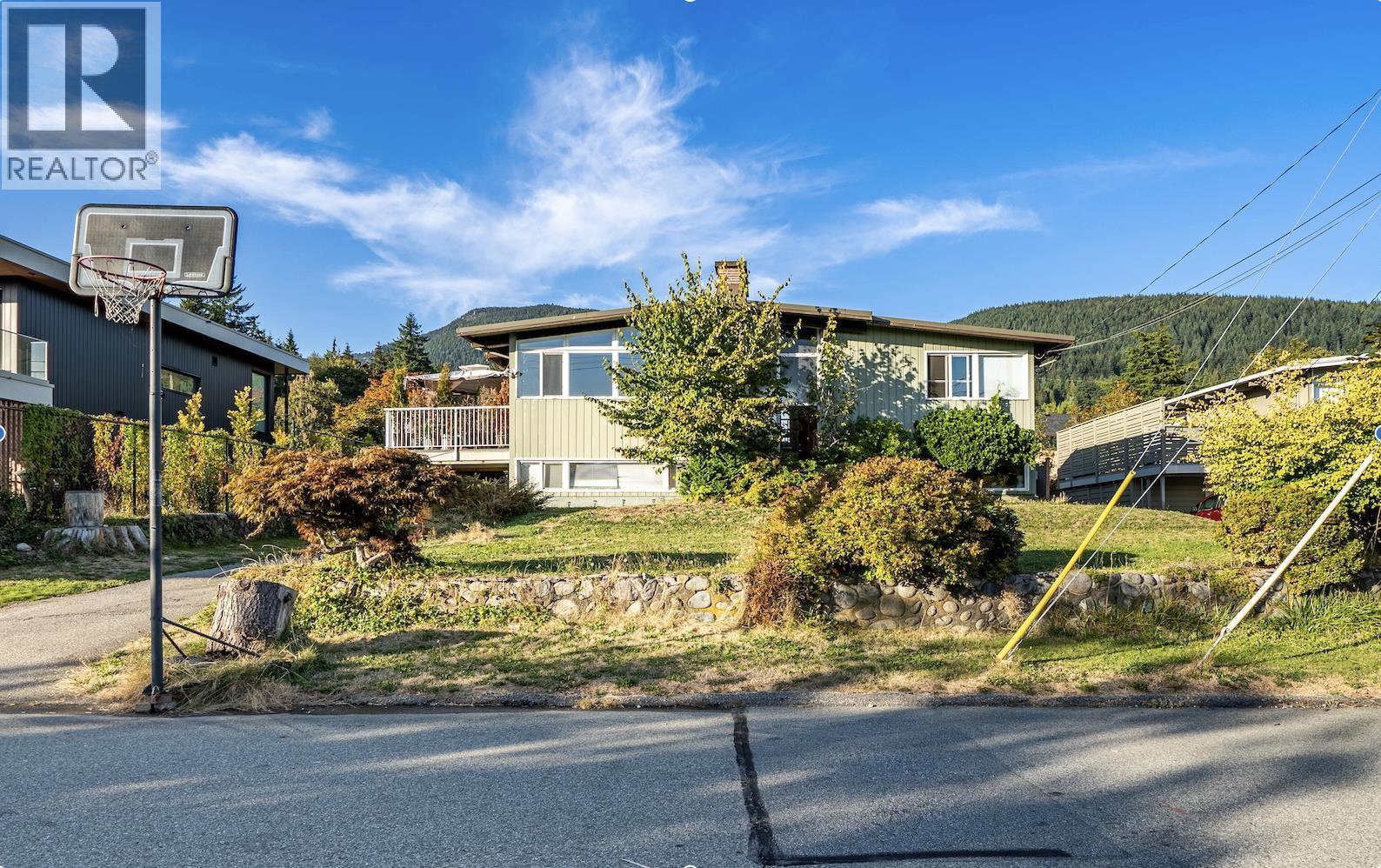 622 Croydon Pl, North Vancouver, BC V7N 3A1