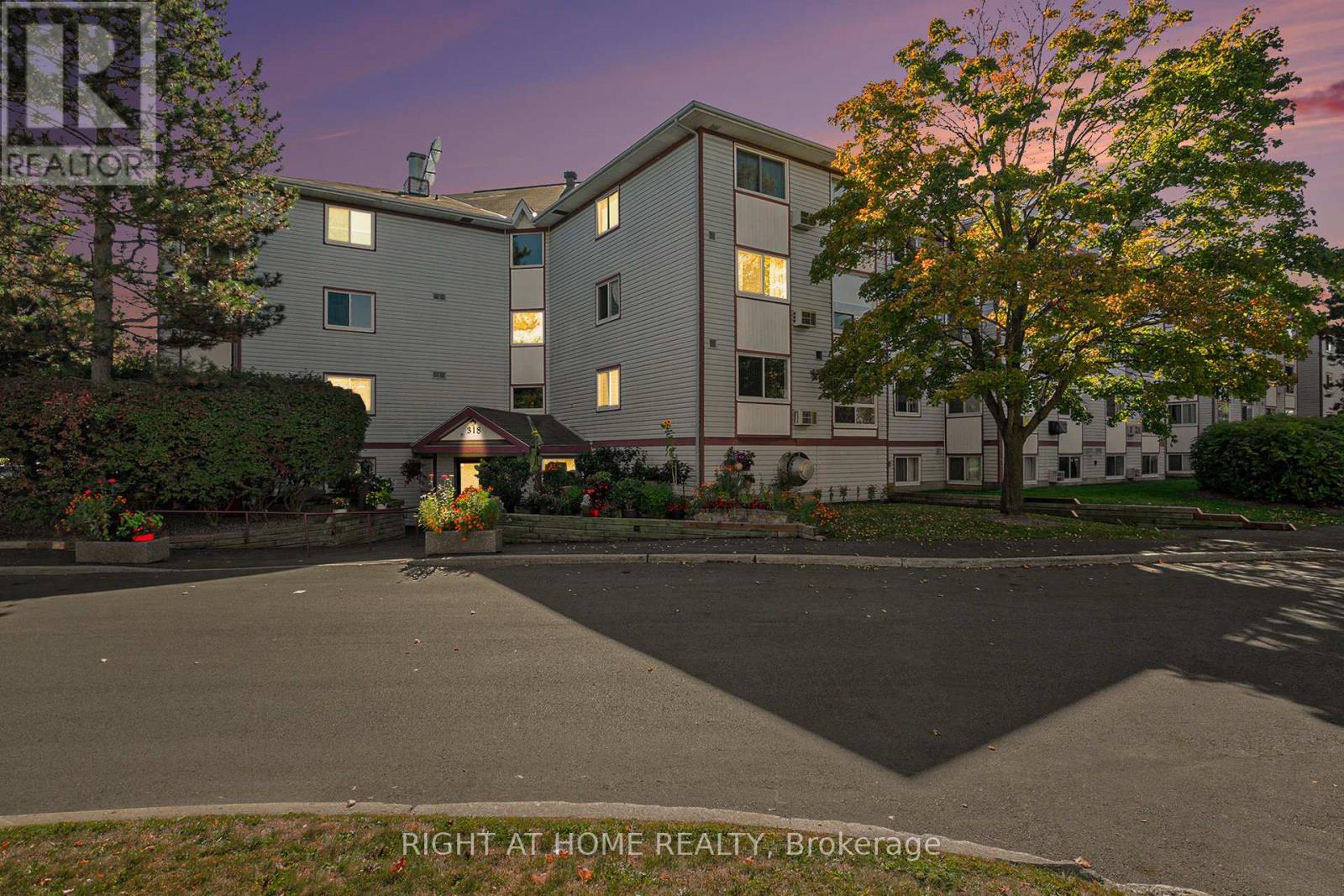 107 318 Lorry Greenberg Dr, Ottawa, ON K1T 2R5