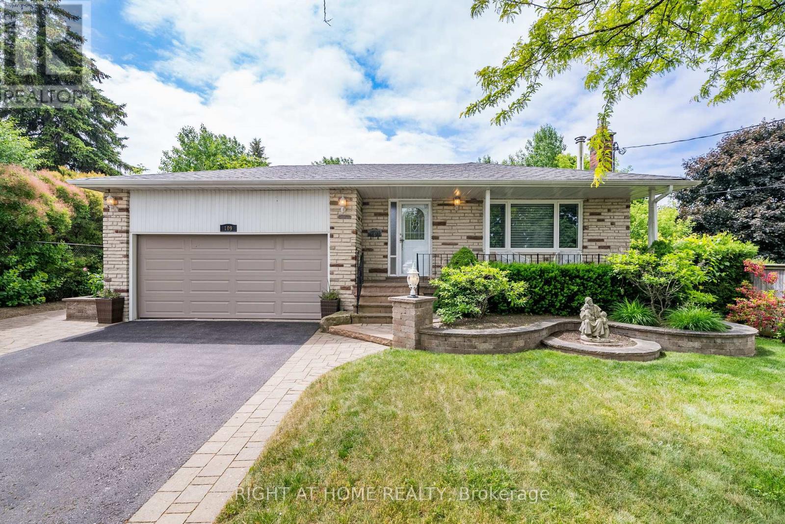 109 Crawforth St, Whitby Blue Grass Meadows, ON L1N 3S4