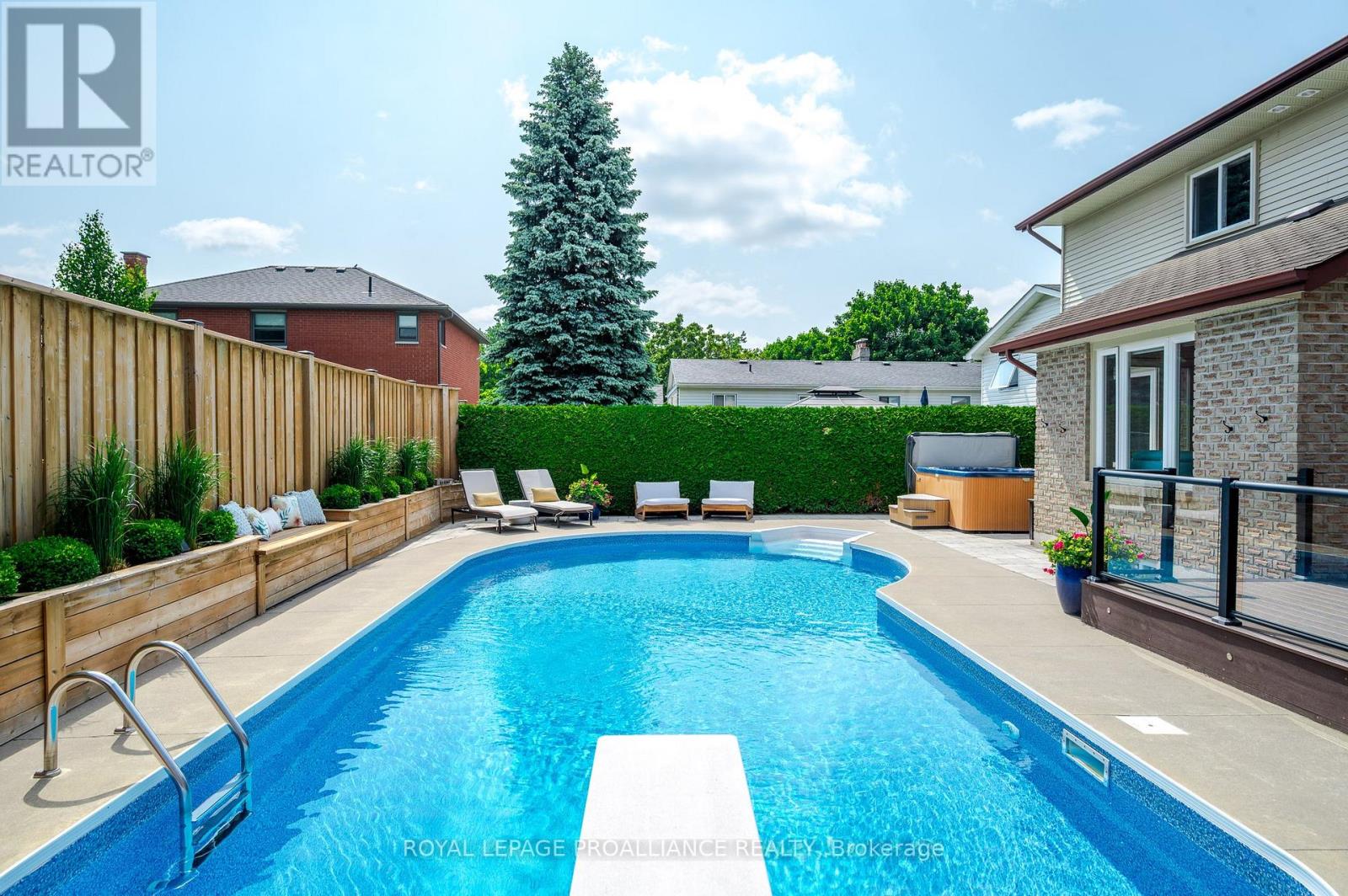 2112 Lorraine Dr, Peterborough, ON K9L 1X4
