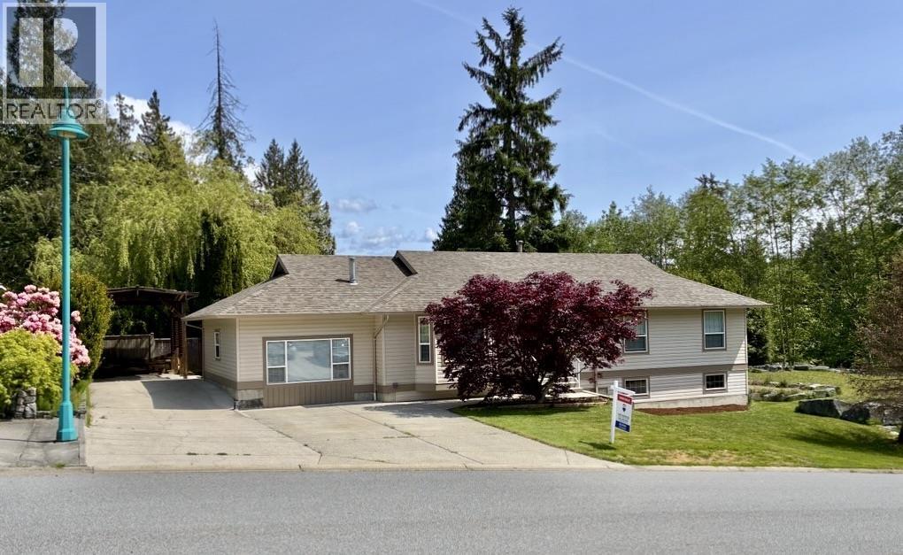 5916 St Andrews Pl, Sechelt, BC V7Z 0L7