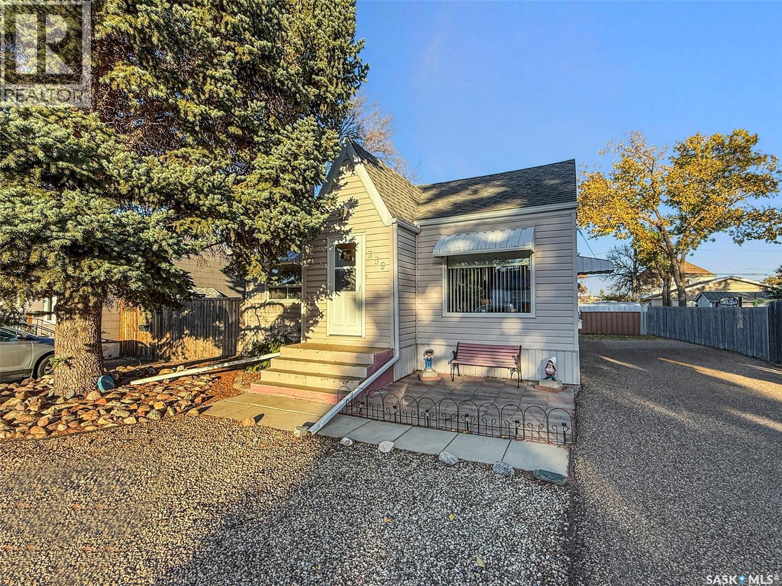 359 5 Avenue Northwest, Swift Current, SK S9H 0W7