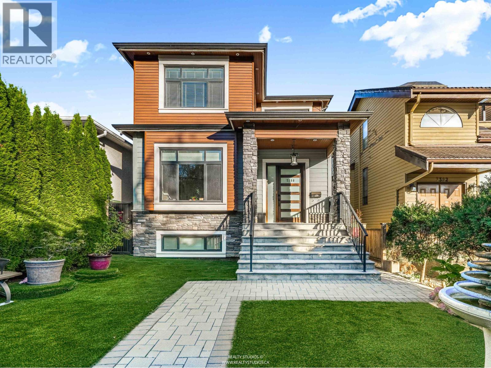 7380 Ontario St, Vancouver, BC V5X 3B8