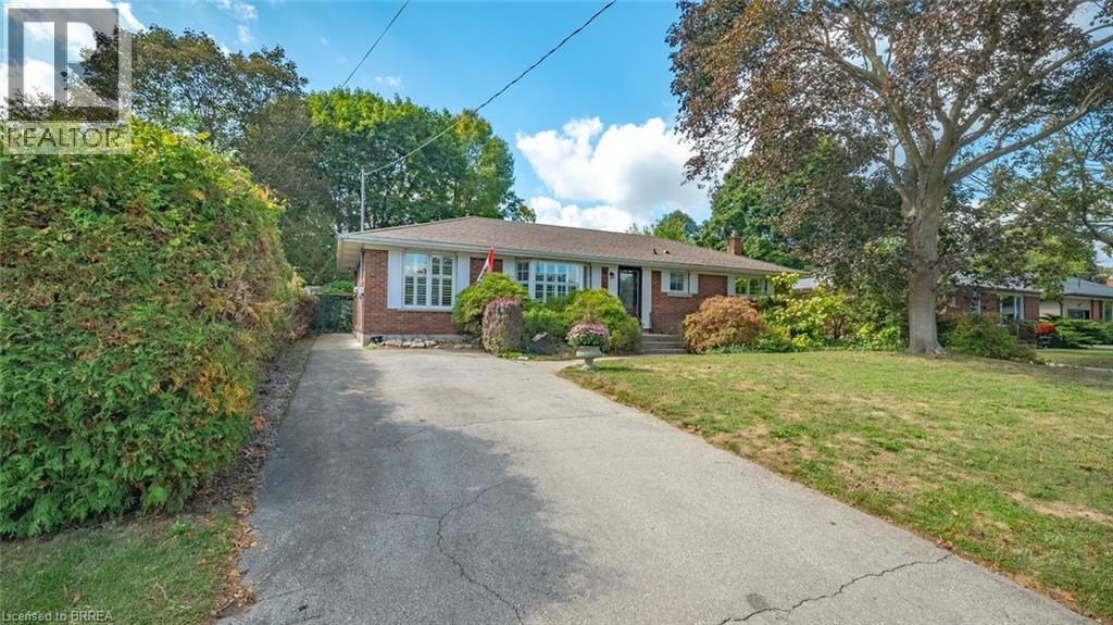 24 Sandra St, Brantford, ON N3R 5P4