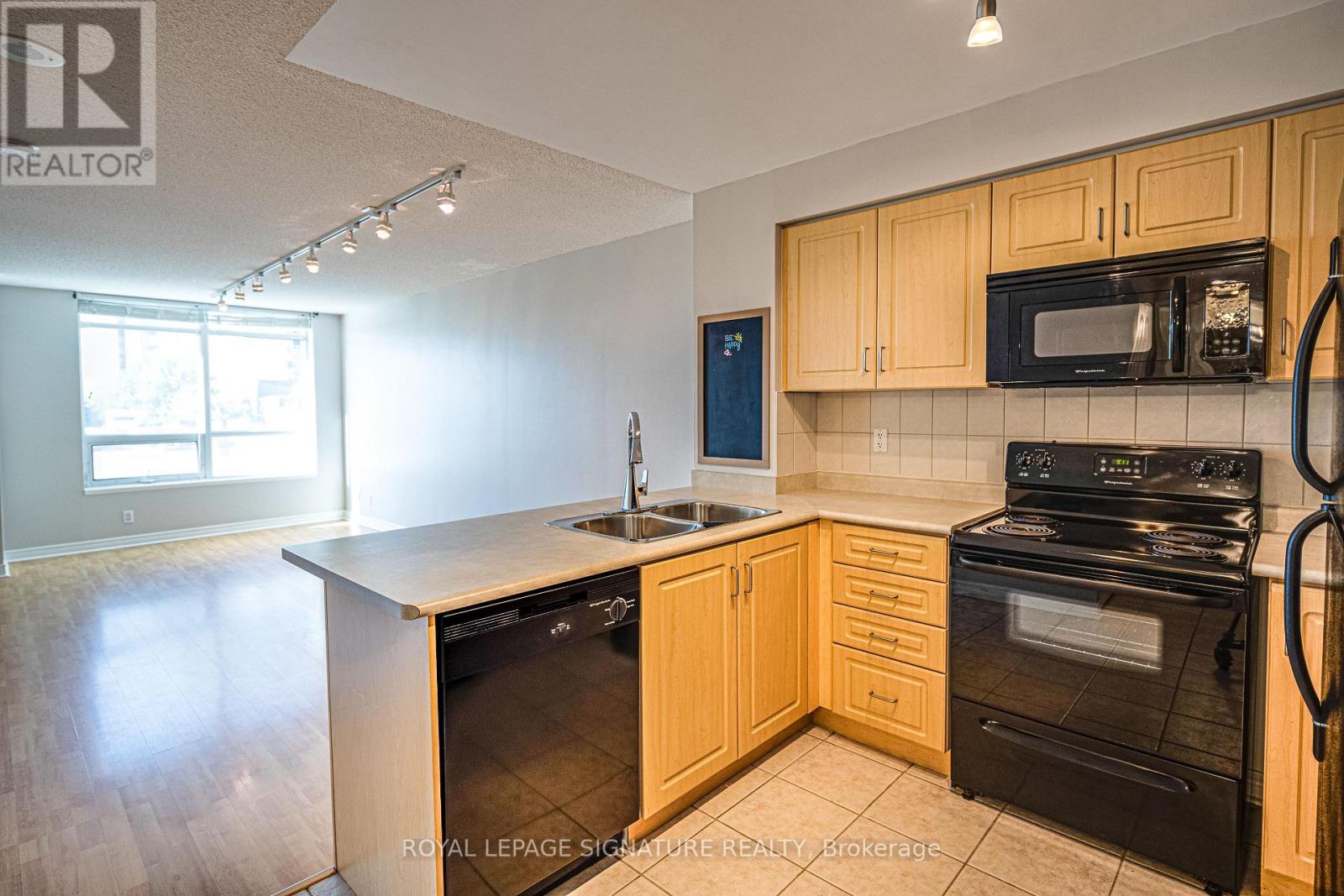 402 212 Eglinton Ave, Toronto, ON M4P 0A3