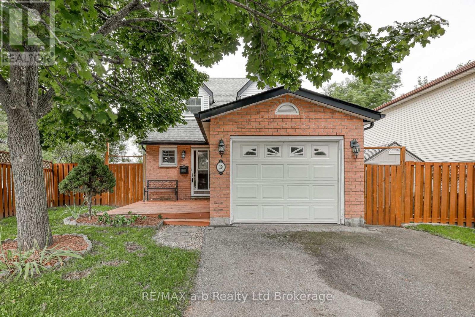 19 Heathwood Ct, Cambridge, ON N1R 7W1