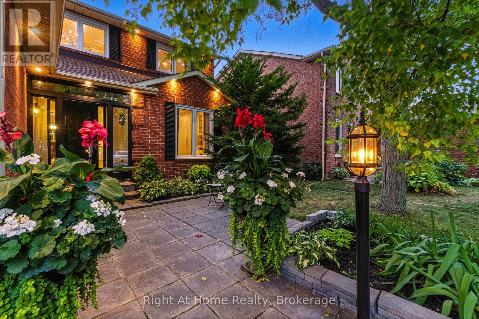 230 Poole Dr, Oakville, ON L6H 3W4