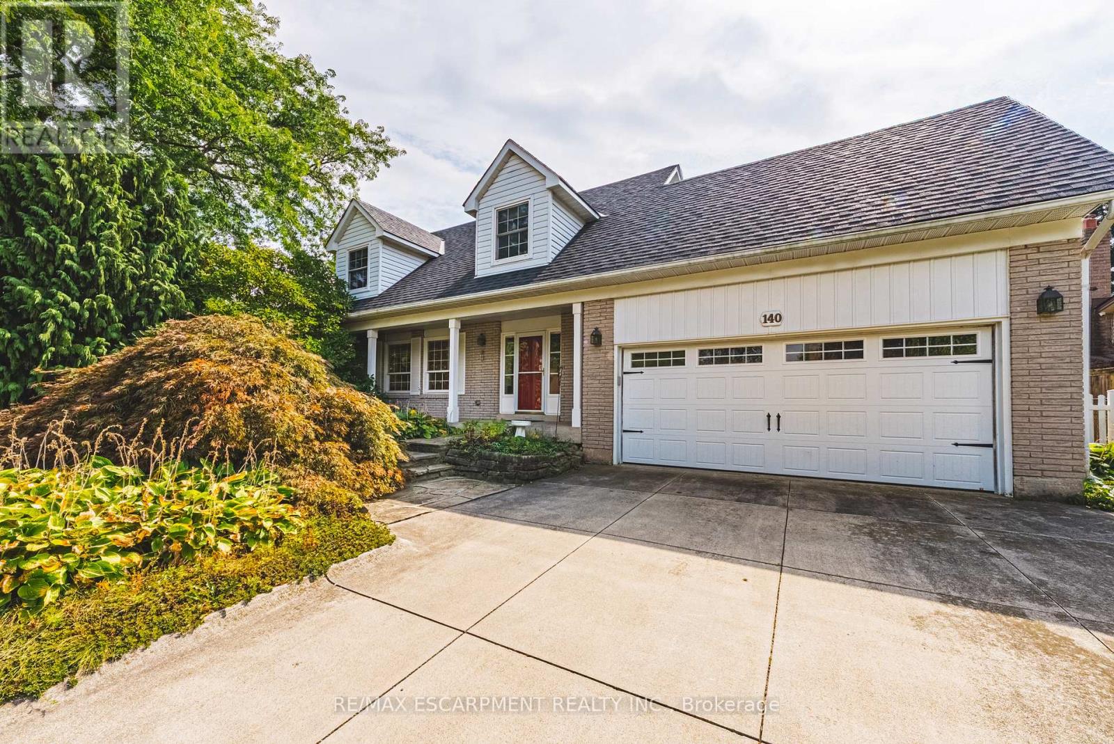 140 Amberly Blvd, Hamilton, ON L9G 3V4
