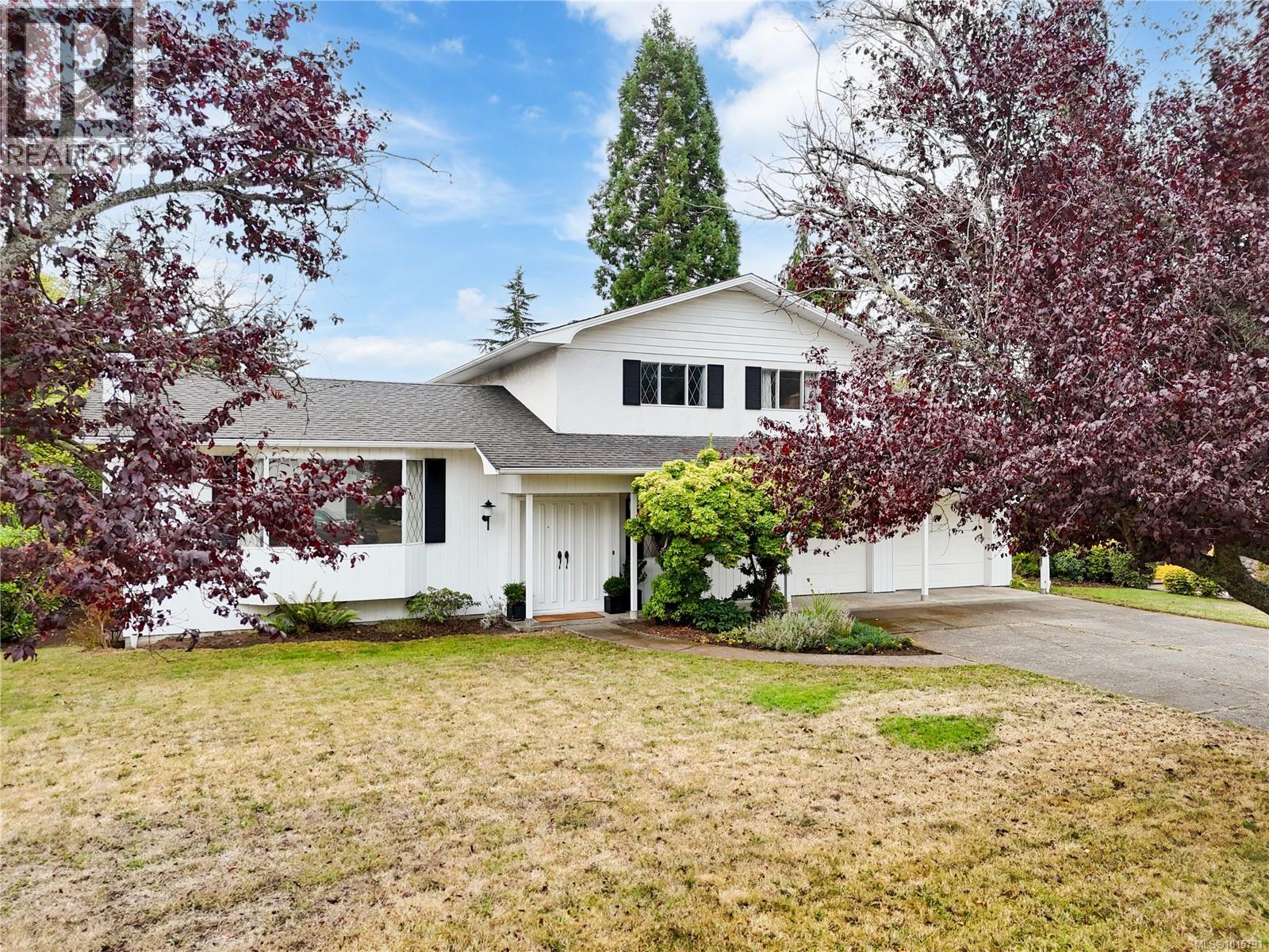 1853 San Lorenzo Ave, Saanich, BC V8N 2E8