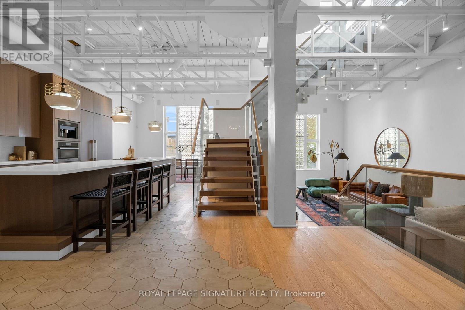 209 676 Richmond St W, Toronto, ON M6J 1C3