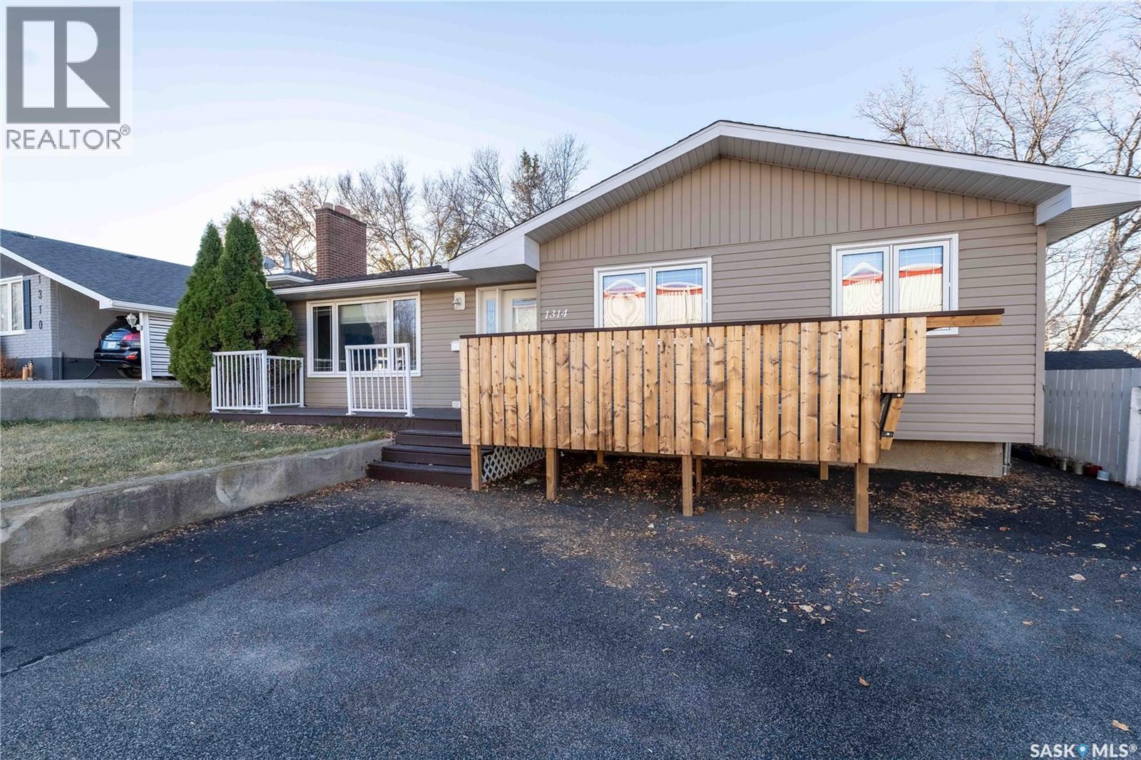 1314 Henleaze Ave, Moose Jaw, SK S6H 3W2