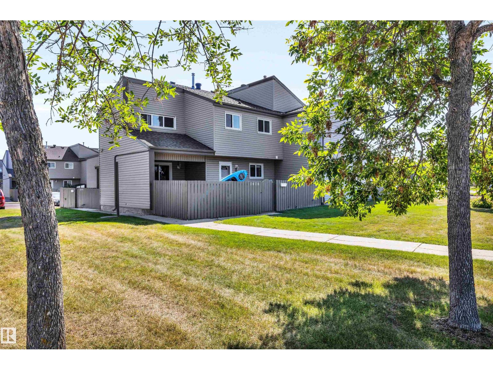 1616 Lakewood Rd W NW, Edmonton, AB T6K 3H4