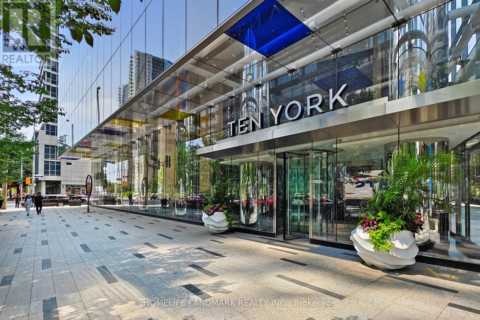 5510 10 York St, Toronto, ON M5J 0E1