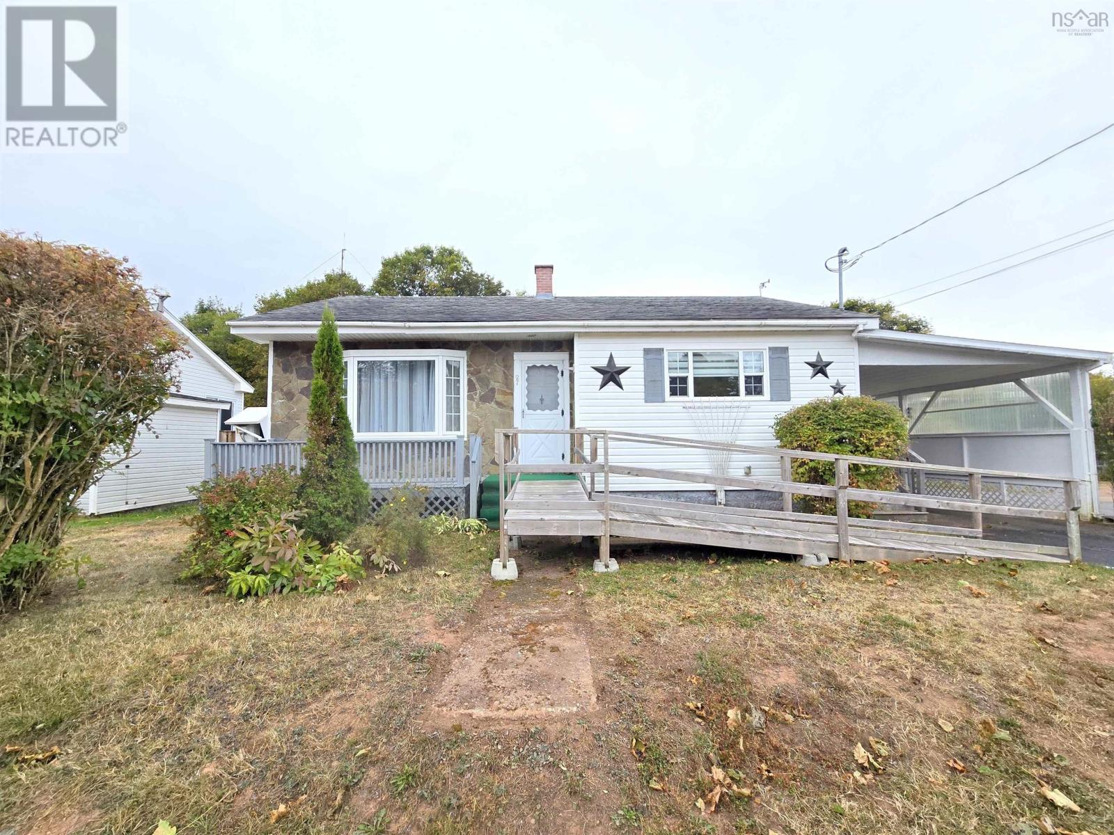 27 Central Ave, Amherst, NS B4H 2Y8