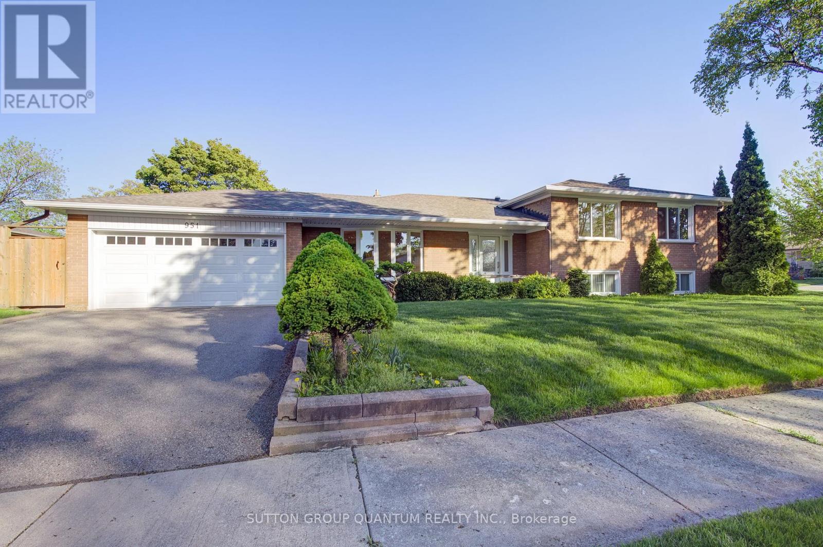 951 Streamway Cres, Mississauga, ON L4Y 2P3