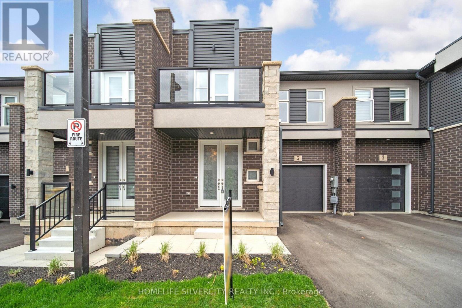 4 5672 Dorchester Rd, Niagara Falls, ON L2G 4Y8