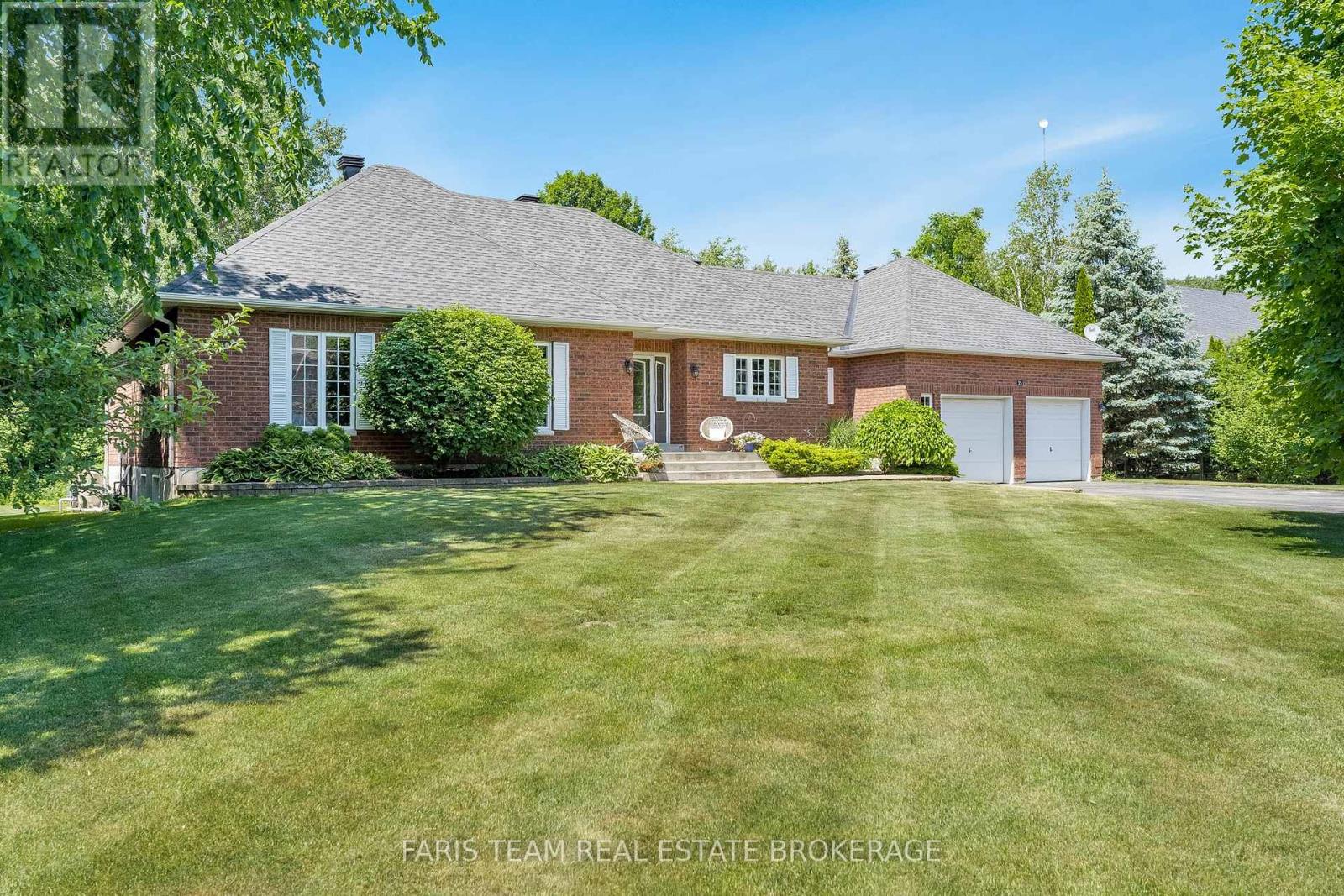 35 Parr Blvd, Springwater, ON L0M 1T2