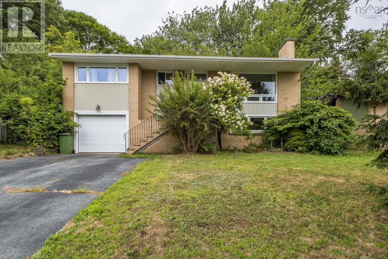 17 Gateway Rd, Halifax, NS B3M 1M6