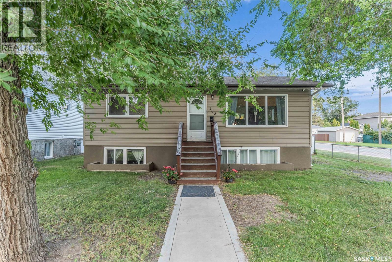 302 M Ave N, Saskatoon, SK S7L 2S5