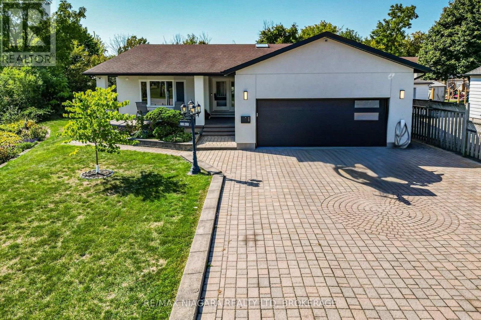 5 Lucerne Pl, St. Catharines, ON L2P 2E7