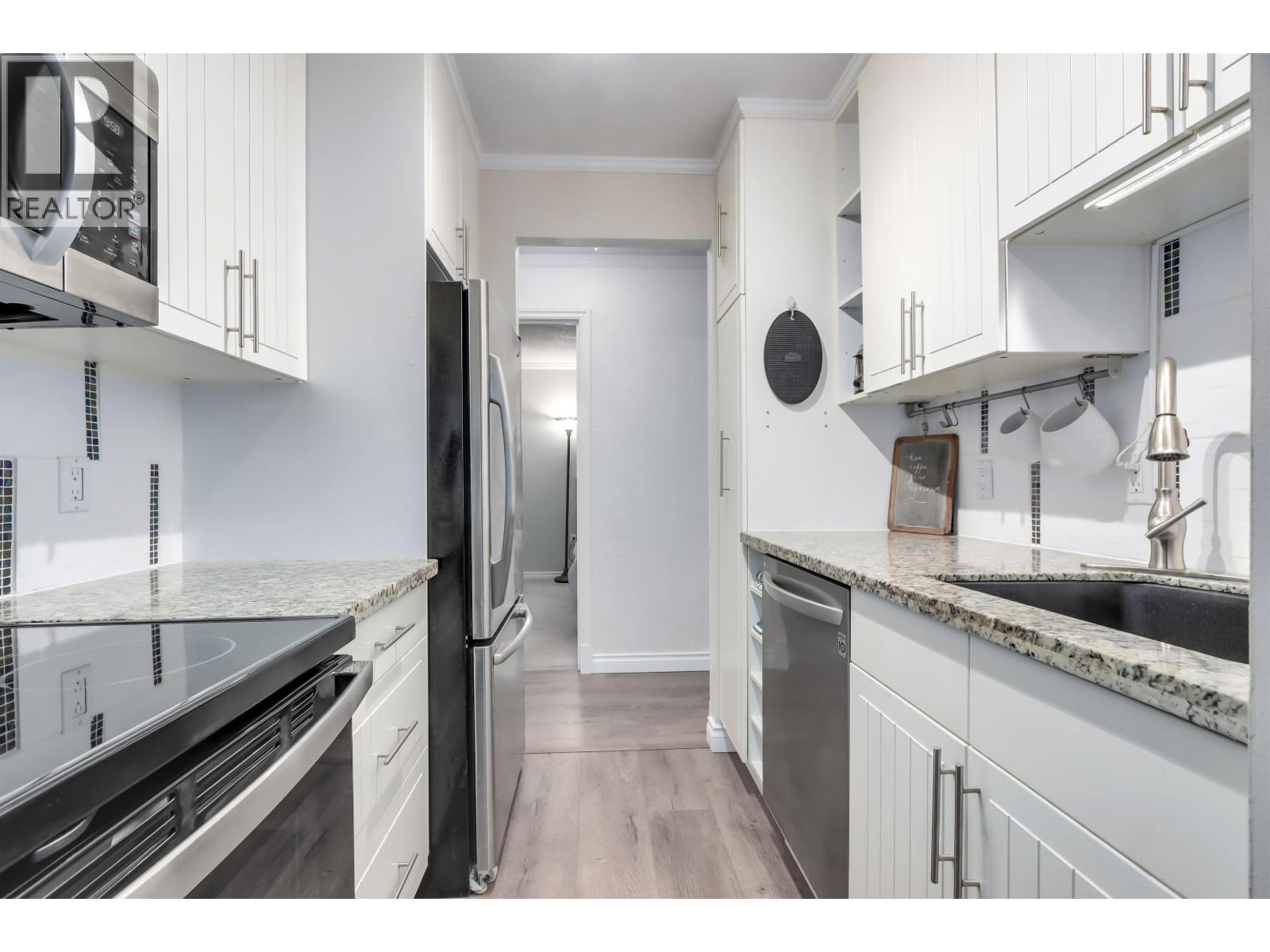 2004 Fullerton Avenue Unit 303, North Vancouver, BC V7P 3G8