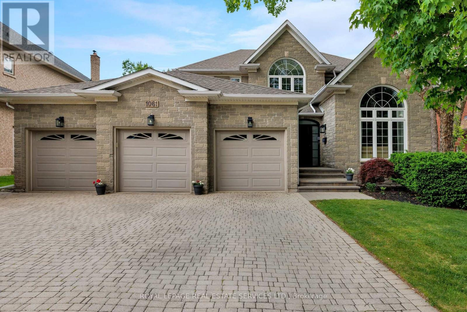 1061 Summit Ridge Dr, Oakville, ON L6M 3K9