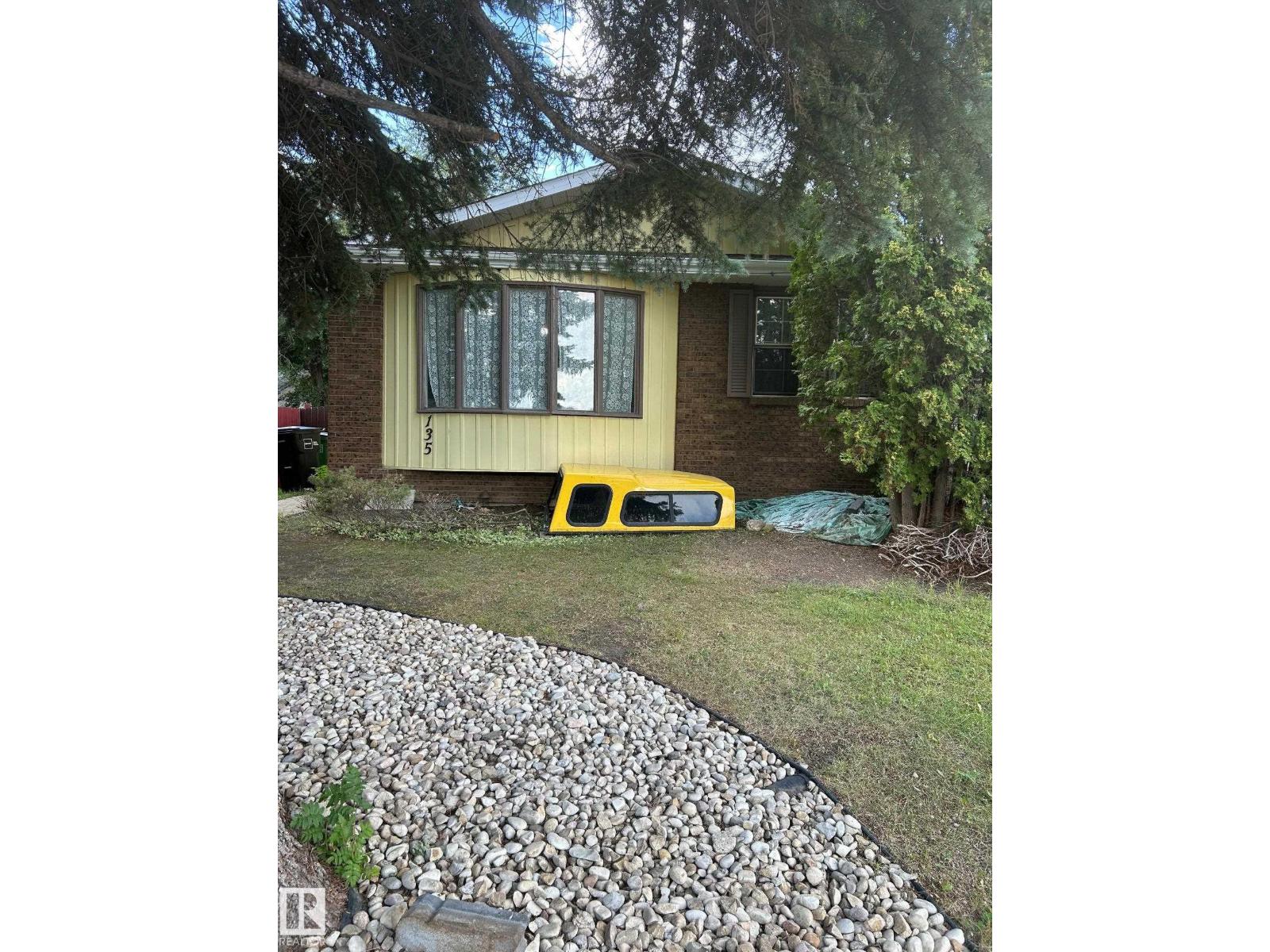135 Humberstone Rd NW, Edmonton, AB T5A 4E4
