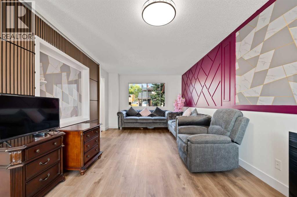 40 Pinecliff Close NE, Calgary, AB T1Y 4N5