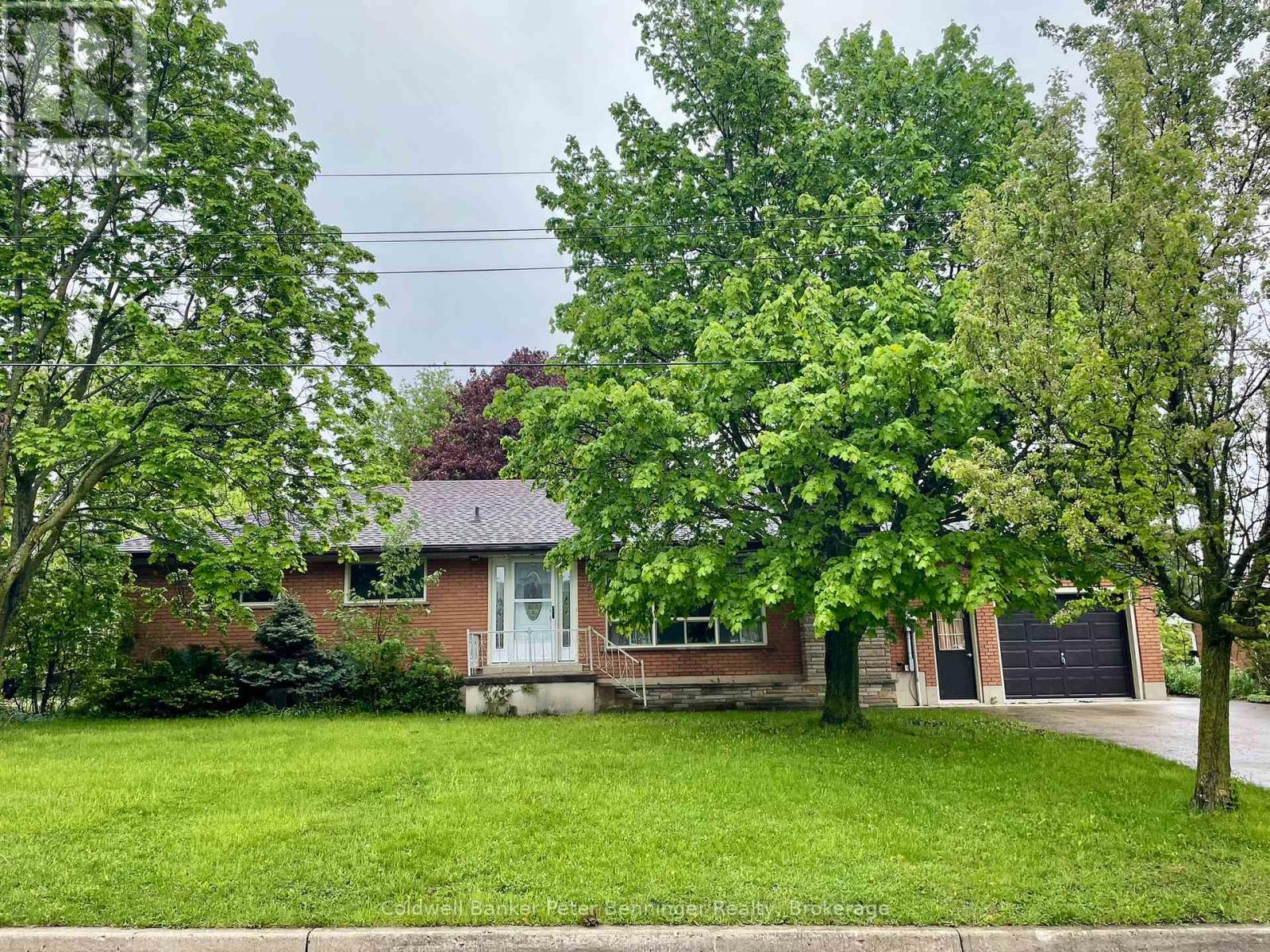 11 Park St, Brockton, ON N0G 2V0