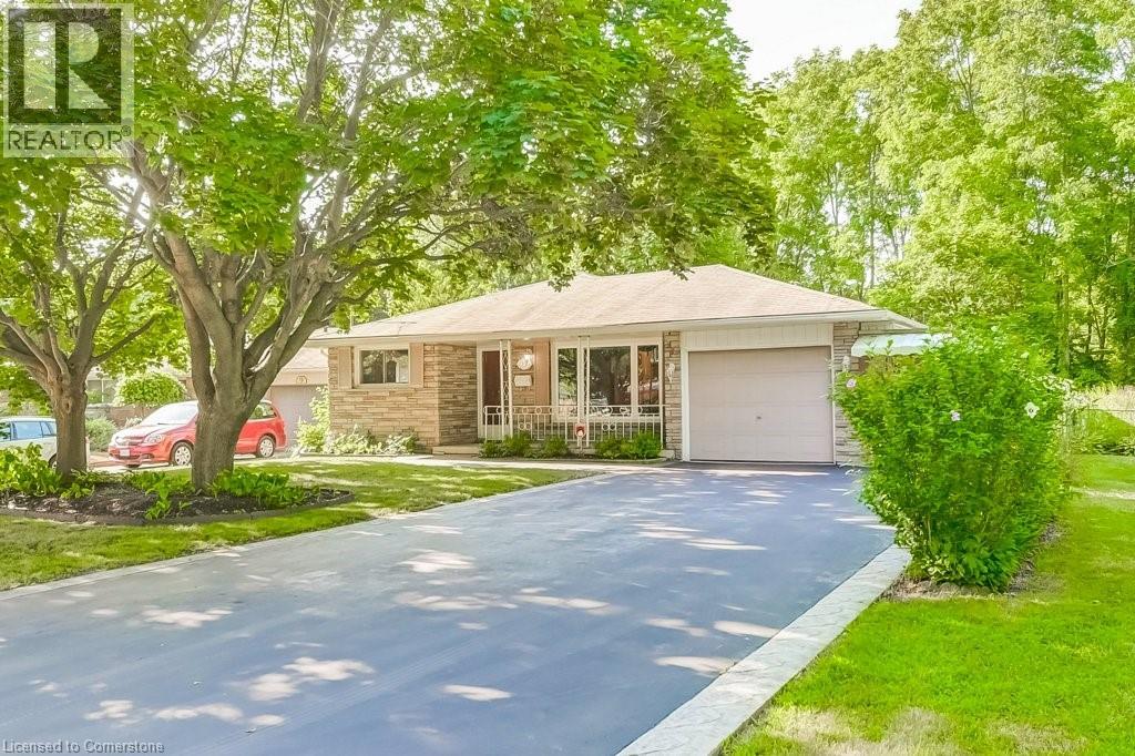 11 Rogers Rd, Dundas, ON L9H 4E2